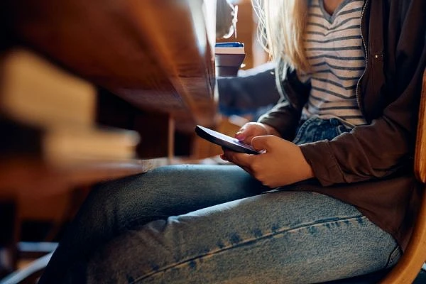 Schools and mobile phones Shutterstock tb w600 h400 cut int 0f1d0a5d14b7014e0e5e4e5c5e1e6874